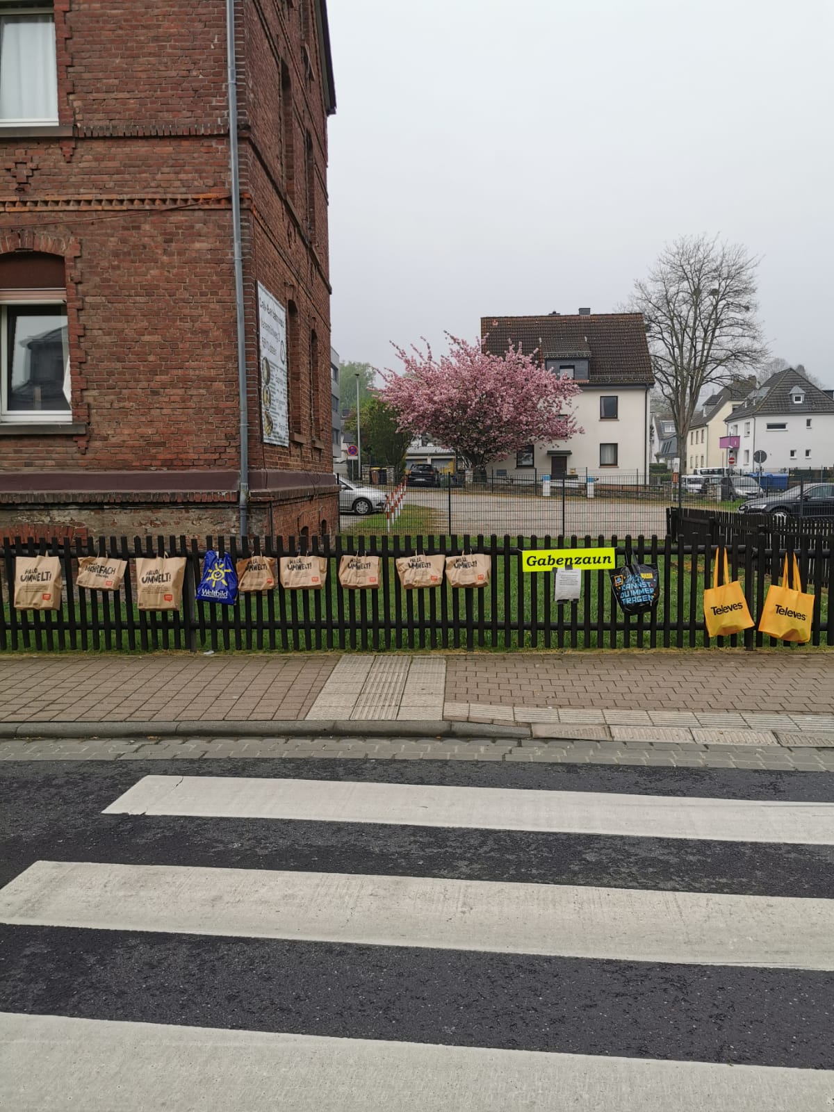 Der Idsteiner Gabenzaun mit gespendeten Lebensmitteltaschen im Frühjahr 2020